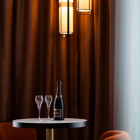 Le Continental Hotel